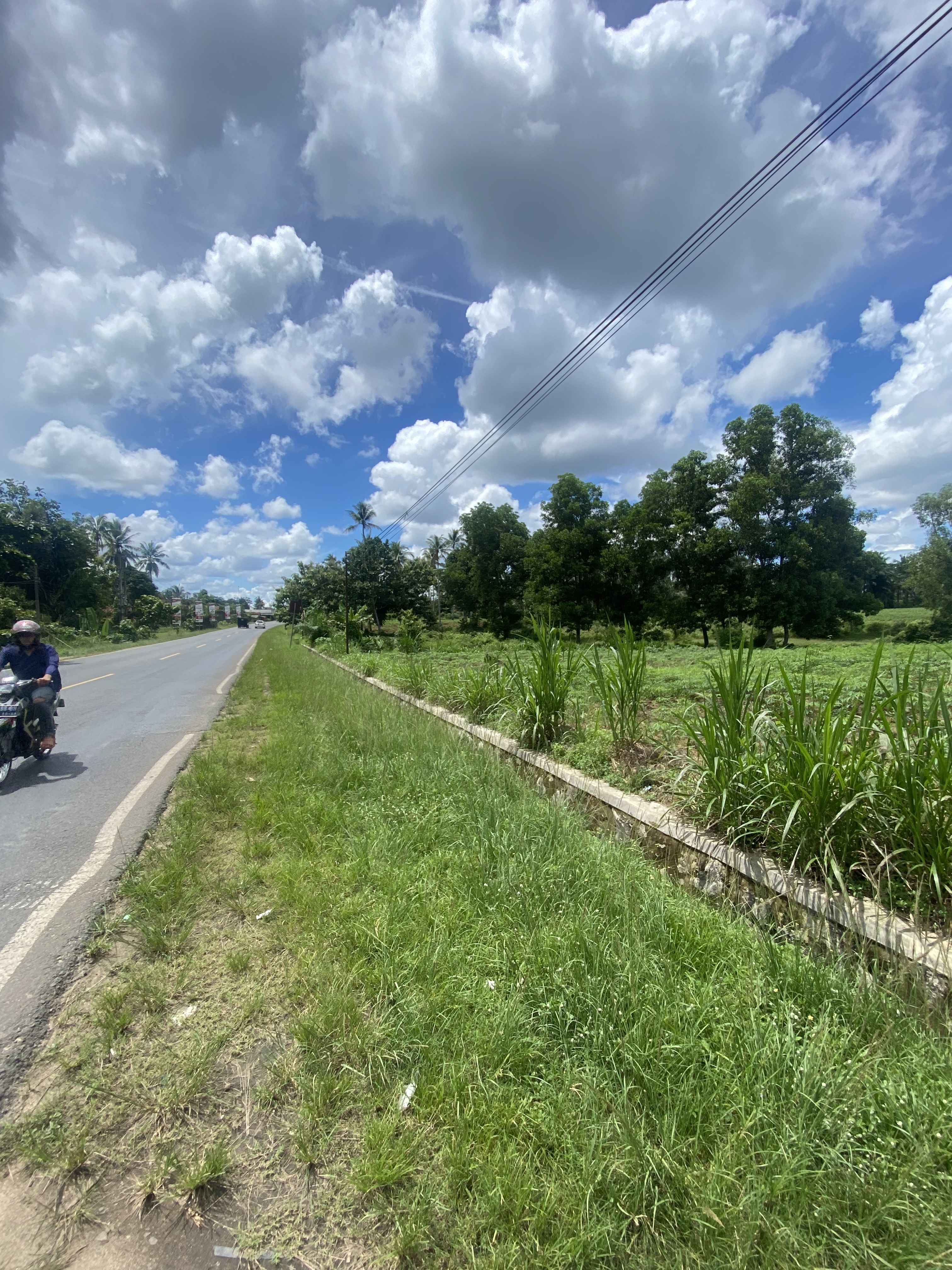 Sudut lain dari tepi jalan di lokasi tanah